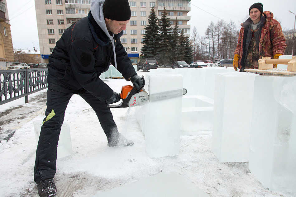 Продолжается строительство ледового городка в Нижнем Тагиле