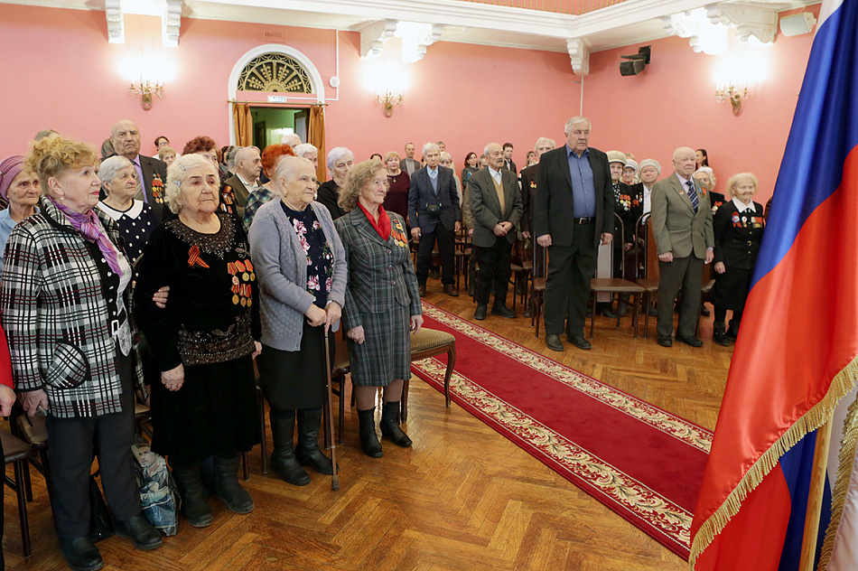 На УВЗ ветеранам вручают юбилейные медали 