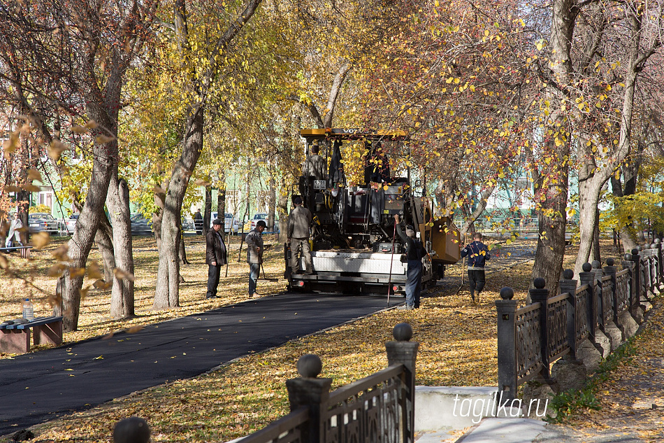 В Пионерском сквере в центре Нижнего Тагила асфальтируют дорожки