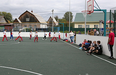 Министр ЖКХ Свердловской области принял участие в открытии спортивной площадки в Девятом поселке