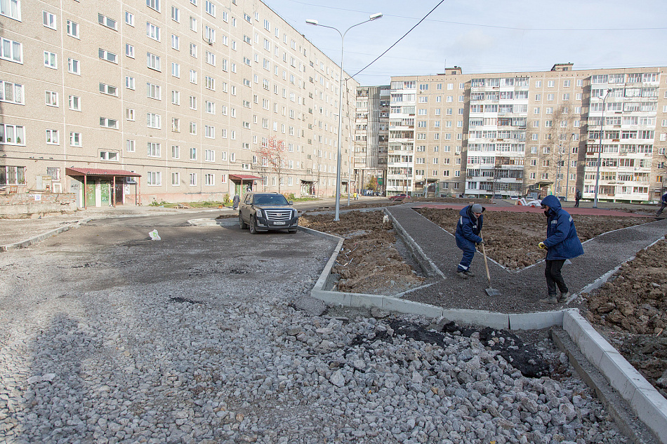 Продолжается благоустройство территории Дзержинского района