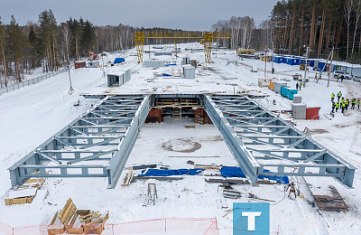 На опоры будущего моста через Тагильский пруд начали надвигать металлоконструкции