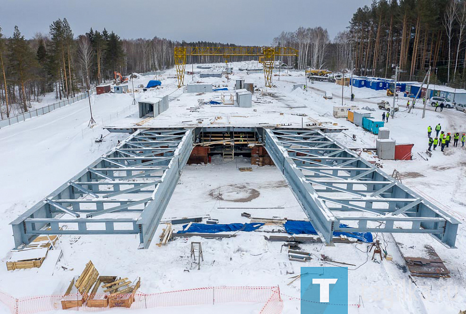 На опоры будущего моста через Тагильский пруд начали надвигать металлоконструкции