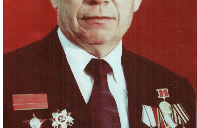Зажег Вечный огонь на площади Славы