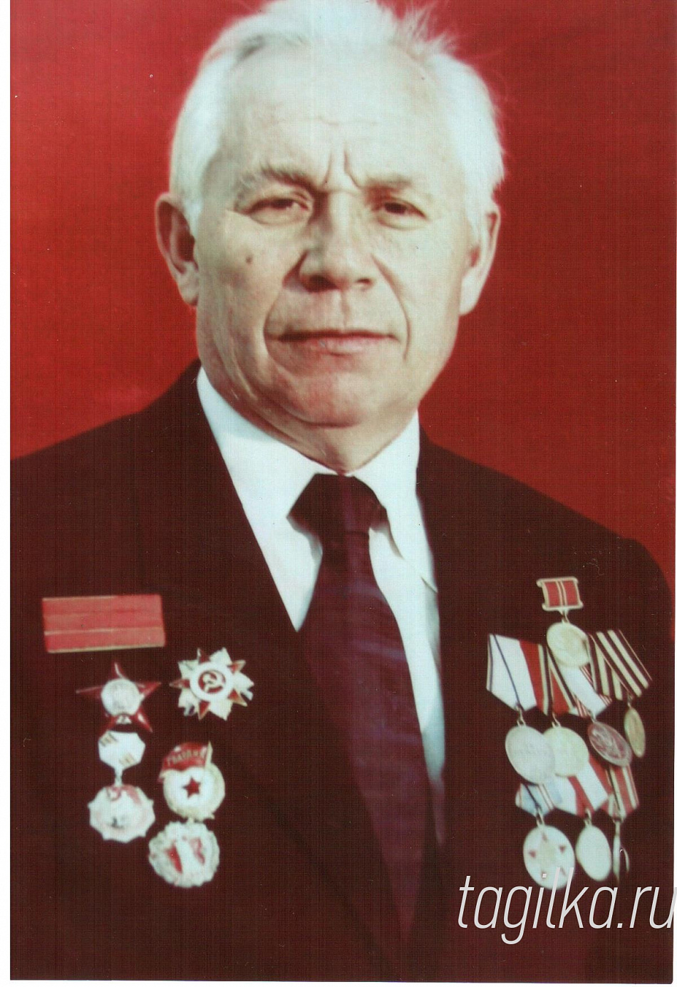Зажег Вечный огонь на площади Славы