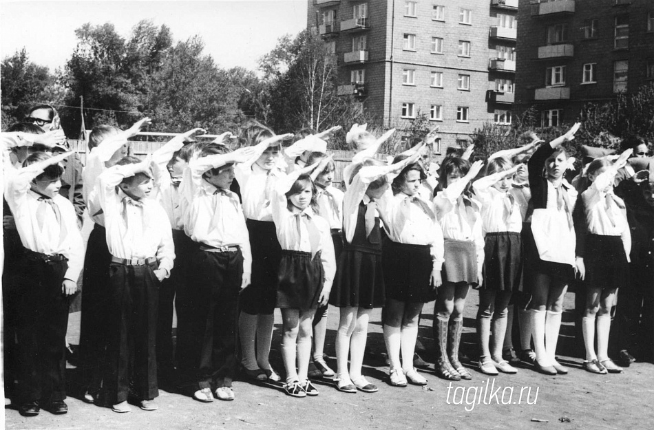 Автобус 1 пионерский. День пионерии в СССР. Пионер школа 1985. Первые пионеры г Канска. Сколько лет пионерии в этом году.