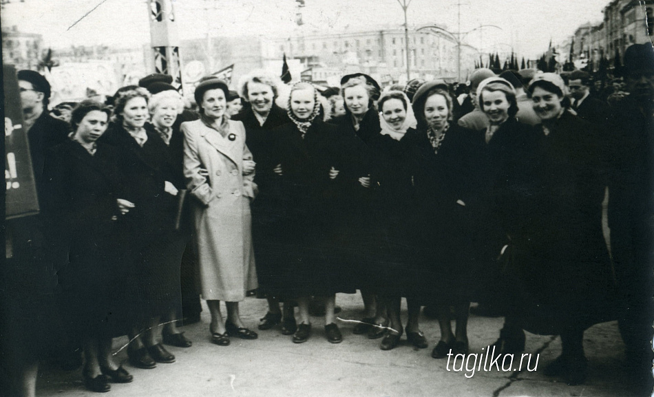 Проект «ТР» «Нижнему Тагилу – 300 лет»: фотолетопись города. На праздничной демонстрации в середине прошлого века