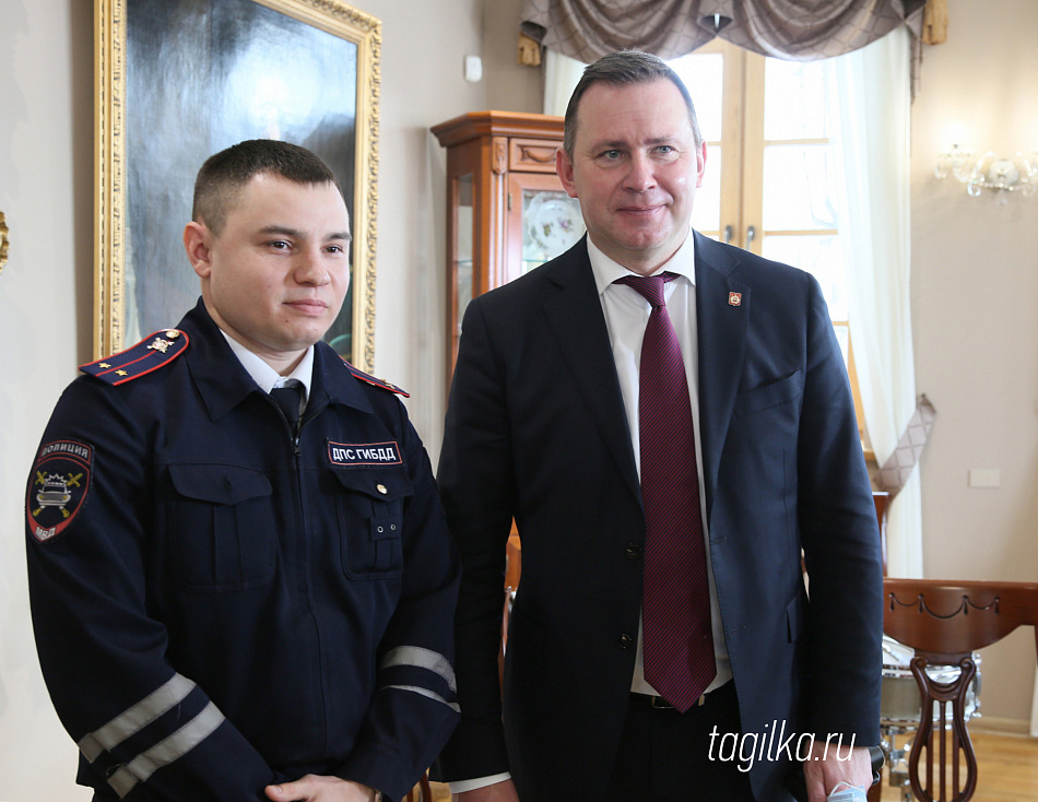 Владислав Пинаев поздравил горожан с Днем защитника Отечества