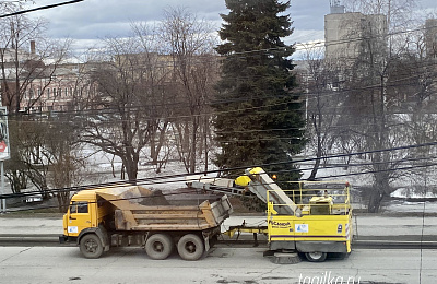 Чистить дороги после зимних месяцев начали в Нижнем Тагиле
