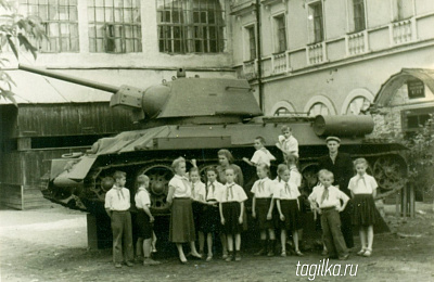 Проект «ТР» «Нижнему Тагилу – 300 лет»: фотолетопись города. На фоне танка