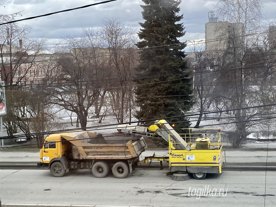 Чистить дороги после зимних месяцев начали в Нижнем Тагиле
