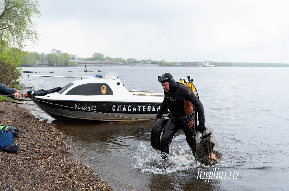 Водолазы приступили к расчистке дна Тагильского пруда