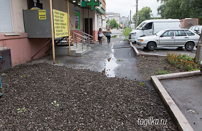 В Нижнем Тагиле на улице Металлургов поднимают уровень тротуара, который после дождей превращался в огромную лужу