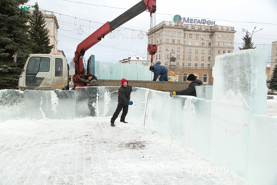 ﻿На Театральной площади началось строительство ледового городка