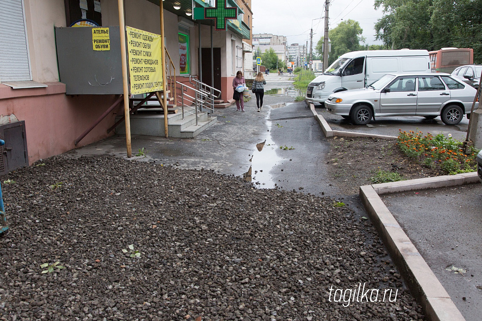 В Нижнем Тагиле на улице Металлургов поднимают уровень тротуара, который после дождей превращался в огромную лужу