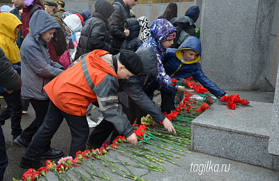 В Нижнем Тагиле возложили цветы к памятнику работникам ВМЗ, погибшим в годы Великой Отечественной войны