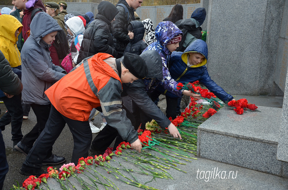 В Нижнем Тагиле возложили цветы к памятнику работникам ВМЗ, погибшим в годы Великой Отечественной войны