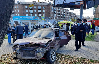 В Нижнем Тагиле пьяный водитель сбил пешеходов на тротуаре. Шестеро участников ДТП госпитализированы