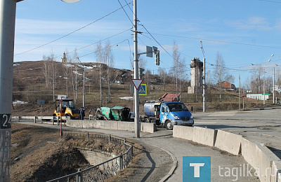 На плотине Тагильского пруда идет ремонт асфальтового покрытия