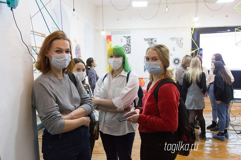В Нижнем Тагиле открылась выставка, посвящённая 75-летию Уральского колледжа прикладного искусства и дизайна