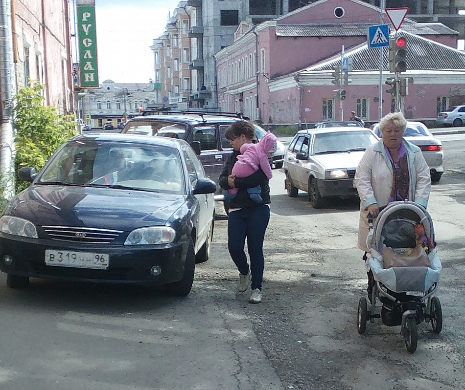 Автомобили – на тротуаре, пешеходы – на дороге