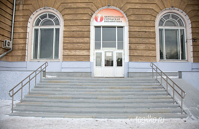 Новое крыльцо тагильской библиотеки