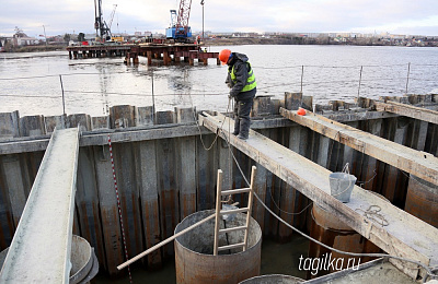 Строительство моста через Тагильский пруд по-прежнему идет в круглосуточном режиме