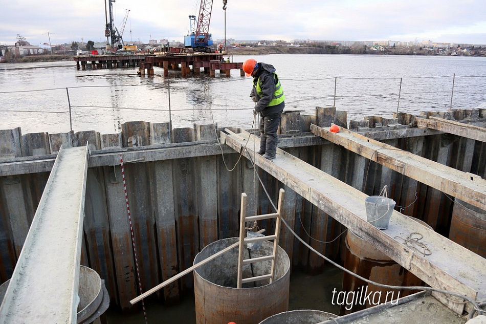 Строительство моста через Тагильский пруд по-прежнему идет в круглосуточном режиме