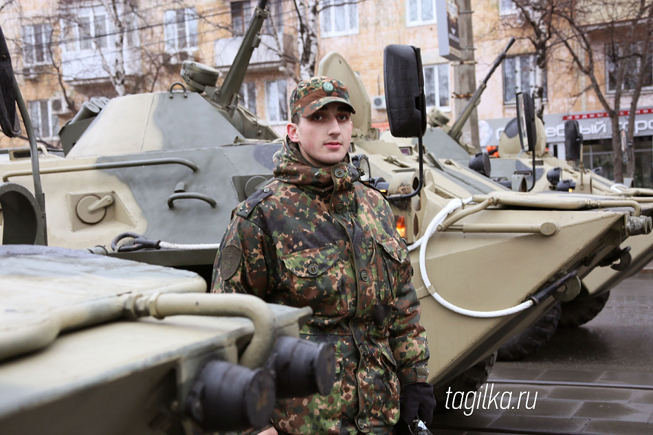 Боевую мощь и военную технику увидели участники парада Победы в Нижнем Тагиле