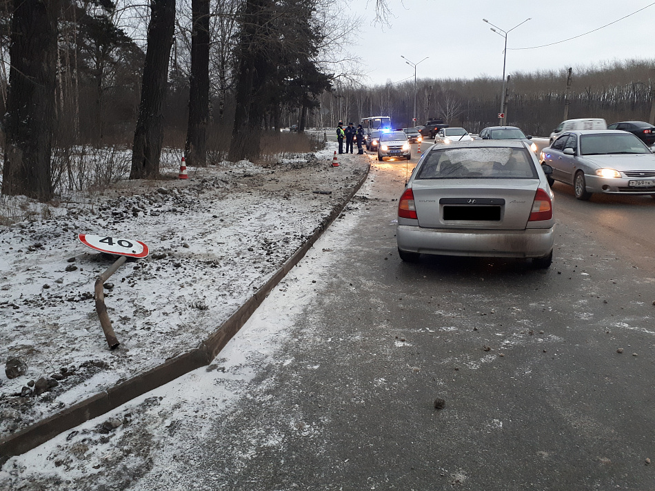 На Восточном шоссе иномарка снесла дорожный знак и врезалась в дерево