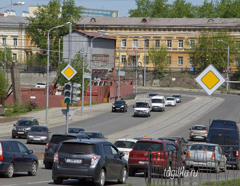 Сколько  автодорог  Свердловской области отвечает нормативам? 