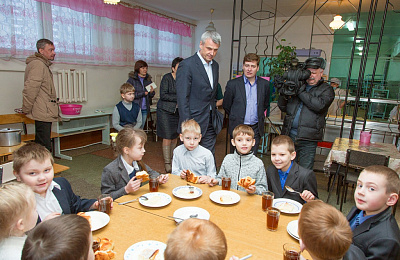 Торговой сети – новый участок, школе - ремонт