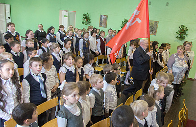 В школу №48 доставили Знамя Победы 