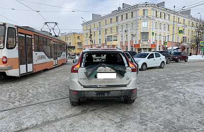 В Нижнем Тагиле в центре города трамвай протаранил две иномарки