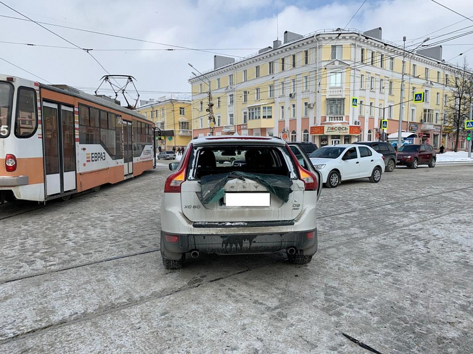 В Нижнем Тагиле в центре города трамвай протаранил две иномарки