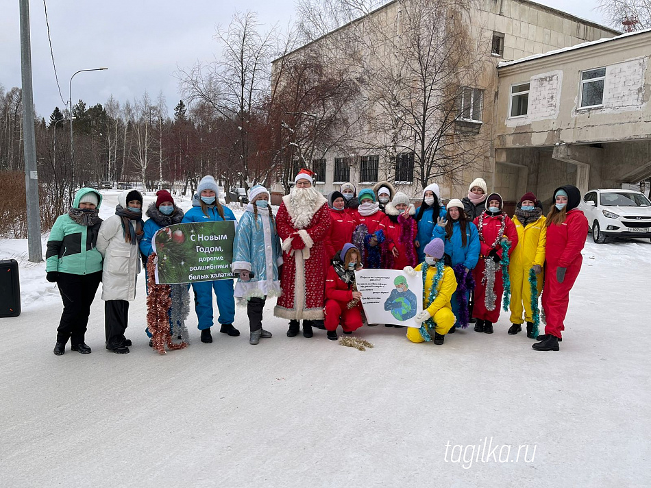 Праздничный флешмоб провели волонтеры-медики для городской больницы №1