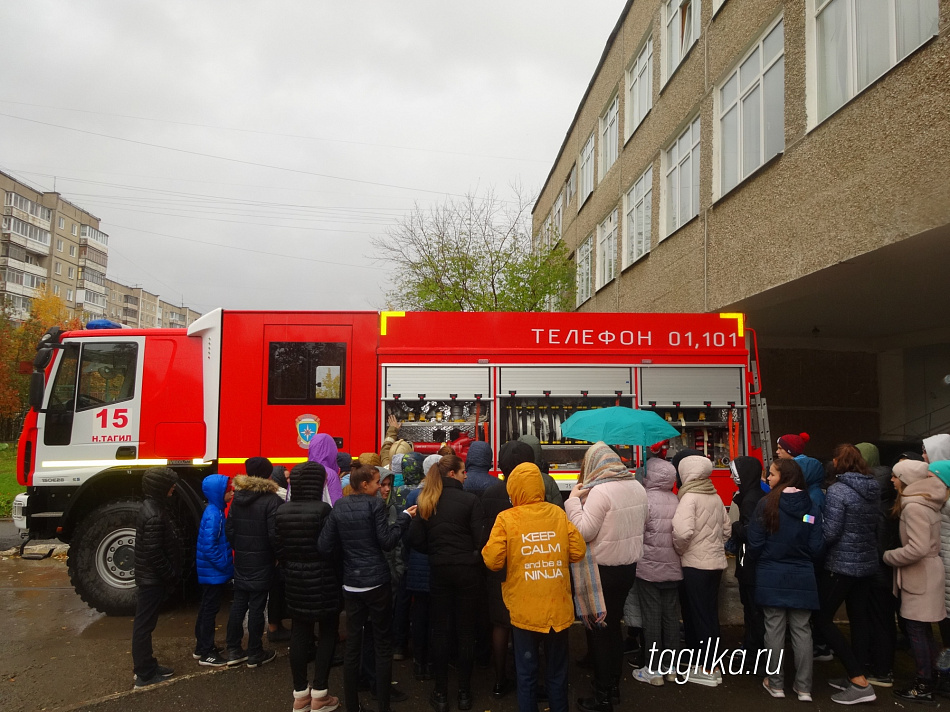 Надели противогаз и защитный костюм. Пожарные провели уроки безопасности в школах города