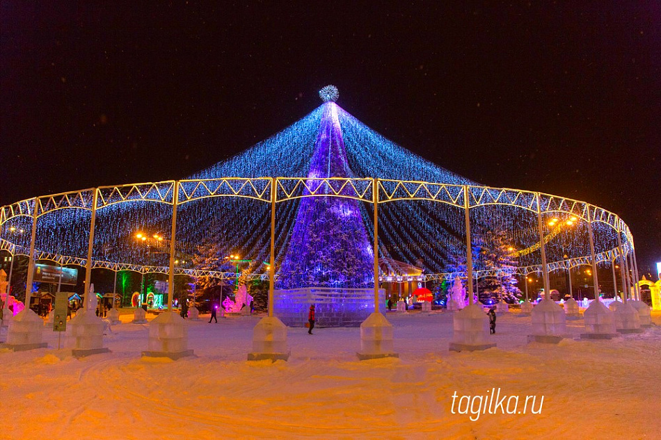 В центре Нижнего Тагила зажглась главная елка