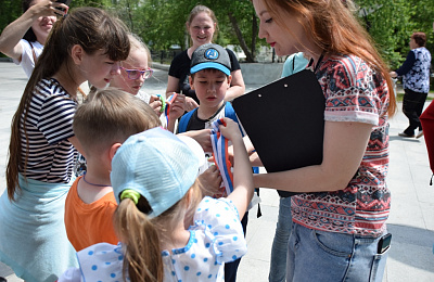 Городская библиотека провела Комсомольском сквере акцию «Я живу в России».