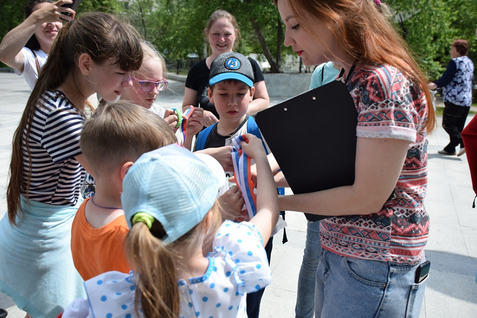 Городская библиотека провела Комсомольском сквере акцию «Я живу в России».