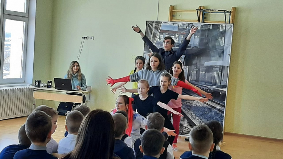 Интерактивный спектакль о правилах безопасного поведения организует СвЖД в школах Свердловской области 