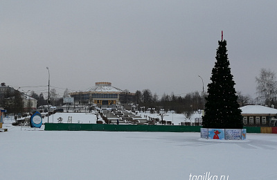 В Нижнем Тагиле начали устанавливать новогодние елки