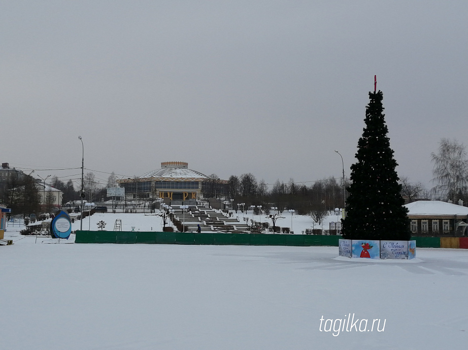 В Нижнем Тагиле начали устанавливать новогодние елки