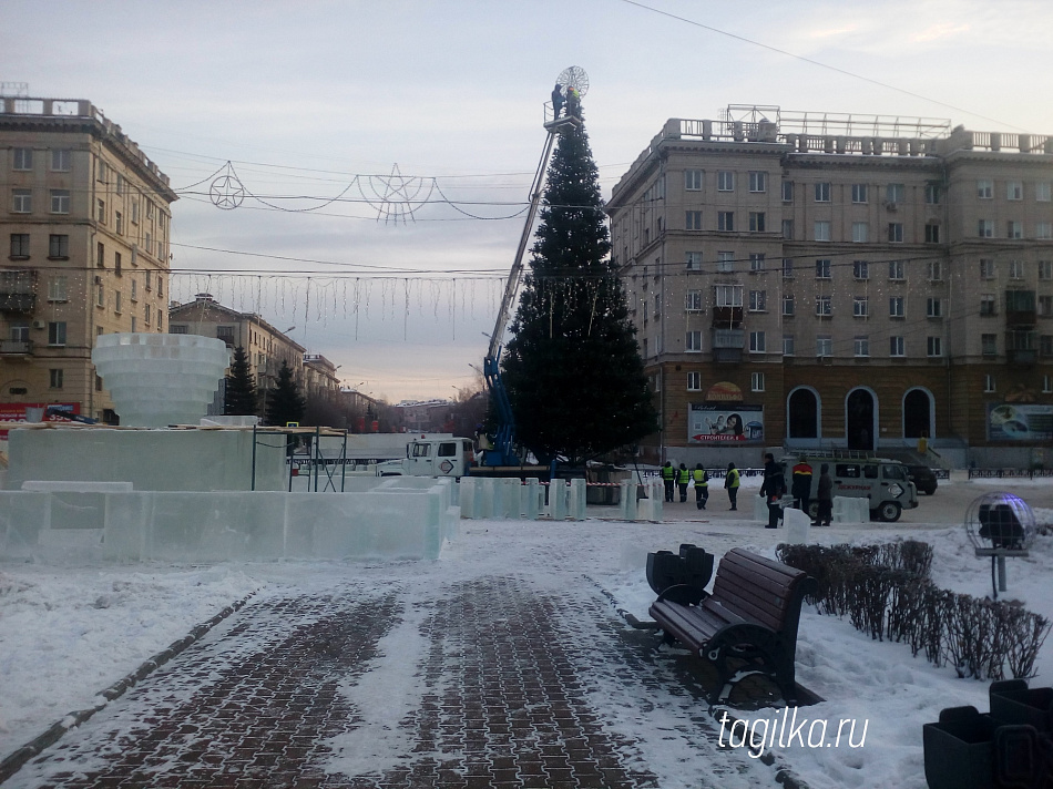 На Театральной площади установили елку