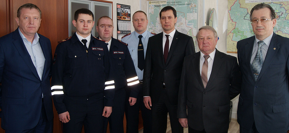 Наградили сотрудников ГИБДД,  спасших людей на пожаре в Нижнем Тагиле