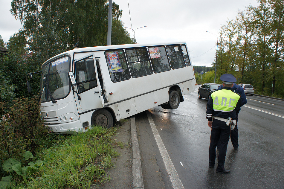 Опять 13-й километр…В Нижнем Тагиле пассажирский автобус вылетел в кювет