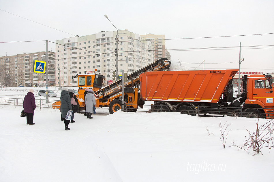 Коммунальные службы Нижнего Тагила круглосуточно вывозят снег с дорог и тротуаров