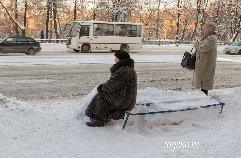 А просто починить  - нельзя? Тагильчане жалуются на сломанные лавочки