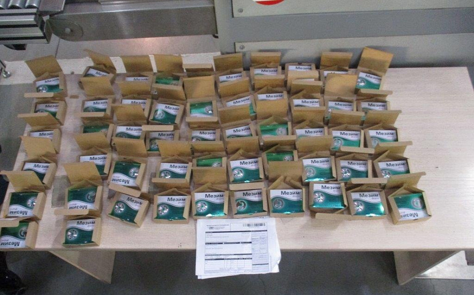 Таможенники аэропорта «Кольцово» пресекли попытку незаконной пересылки лекарств