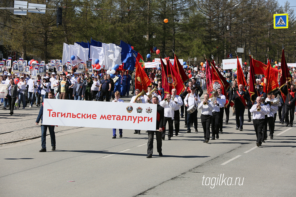 Тагильские металлурги приняли участие в праздничной демонстрации